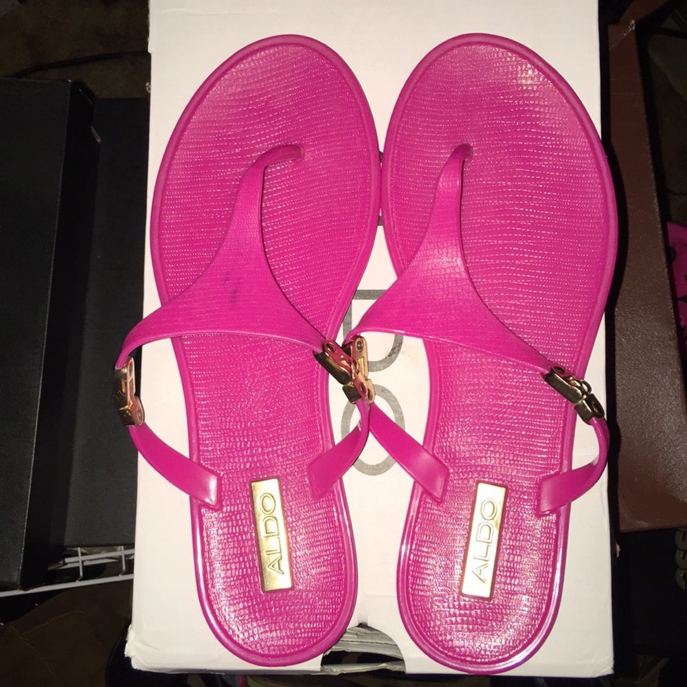 🎀ALDO flip flops with gold embellishments 🎀